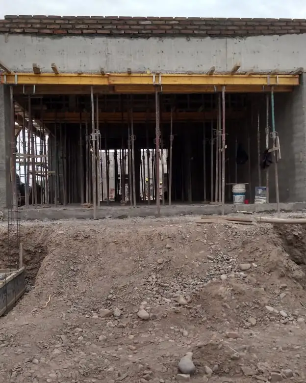 Estructura de hormigón y equipos en obra