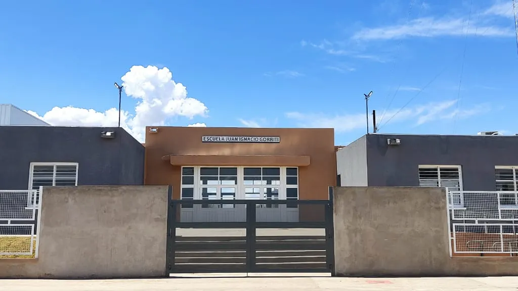 Escuela Juan Ignacio Gorriti terminada, con su frente y el acceso principal