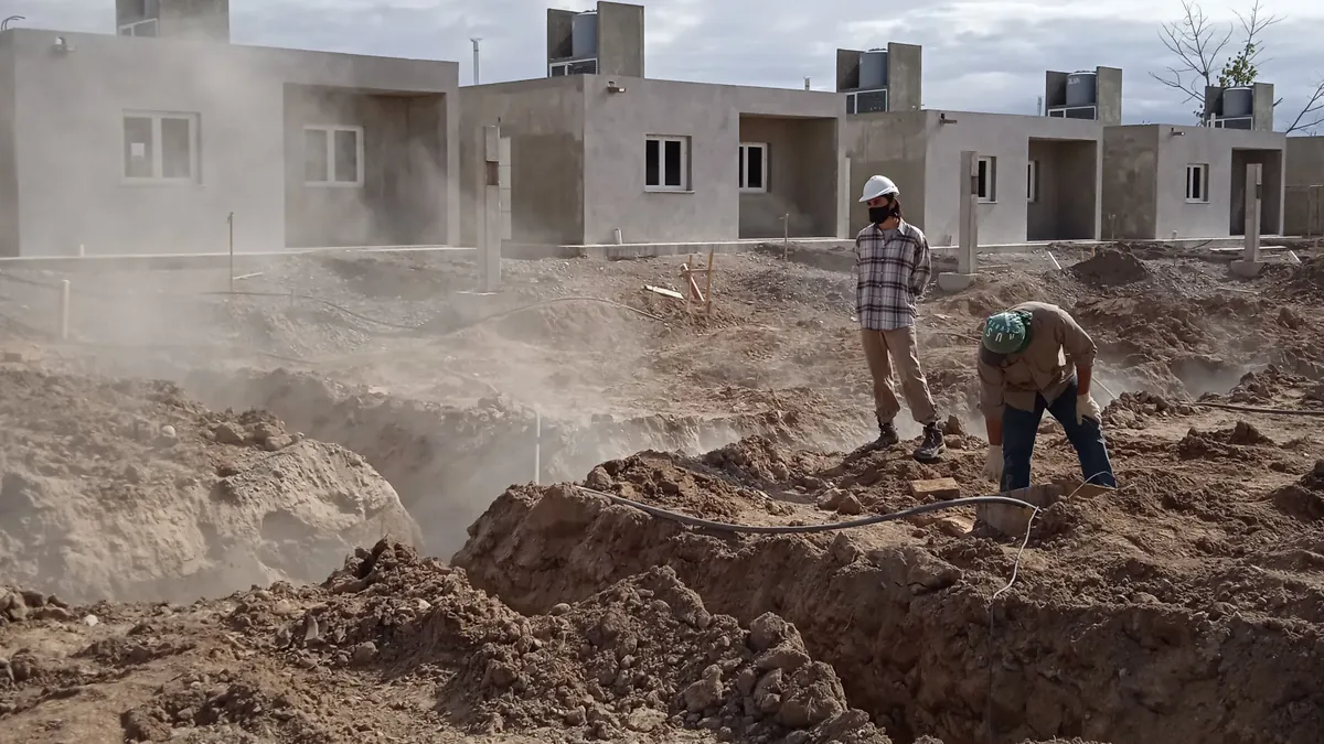 Excavación y movimiento de suelo con personal de la empresa